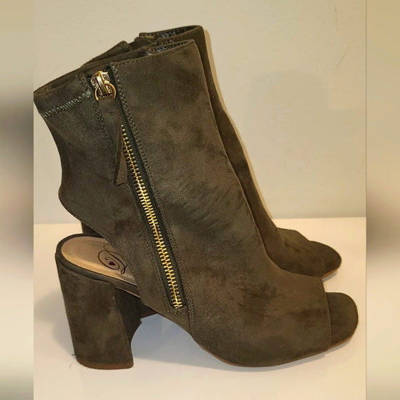 Olive green heeled sandals US 6.5 - Picture 1 of 9